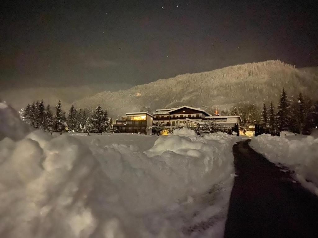 Nespecifikovaný výhled na hory nebo výhled na hory při pohledu z hotelu