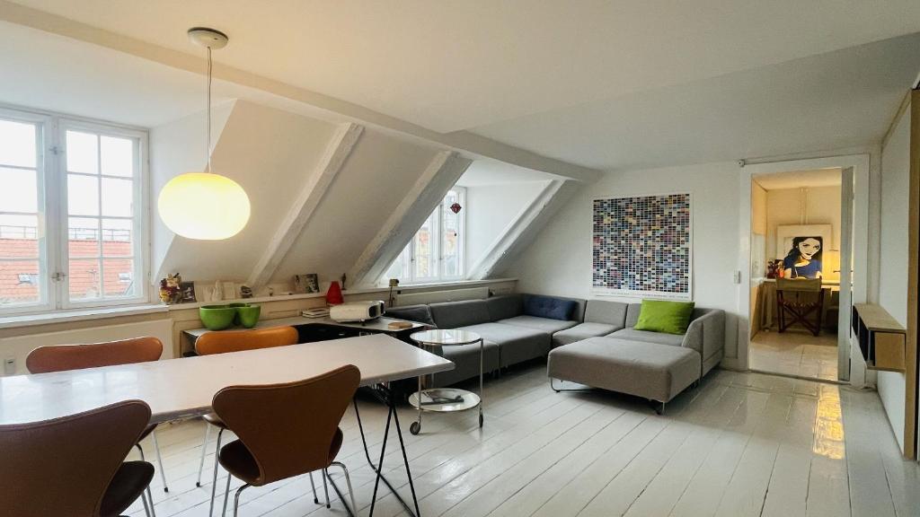 コペンハーゲンにあるApartmentInCopenhagen Apartment 1594のリビングルーム(ソファ、テーブル付)
