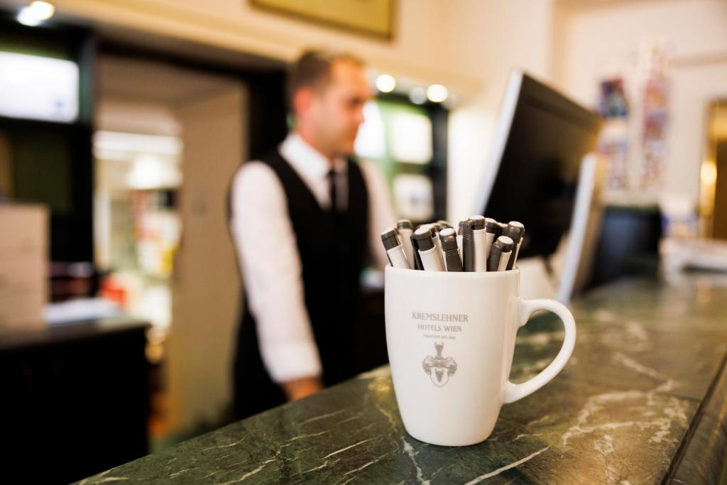 TV a/nebo společenská místnost v ubytování Hotel Johann Strauss