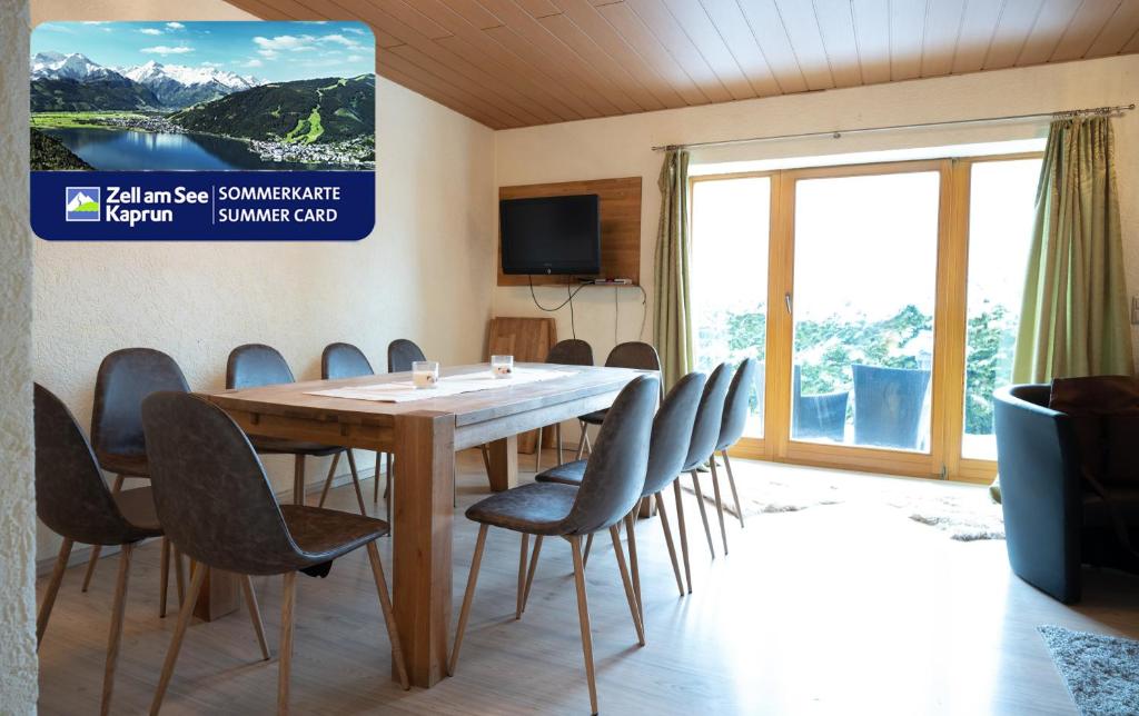 Televízia a/alebo spoločenská miestnosť v ubytovaní Lake View Lodges by we rent, SUMMERCARD INCLUDED