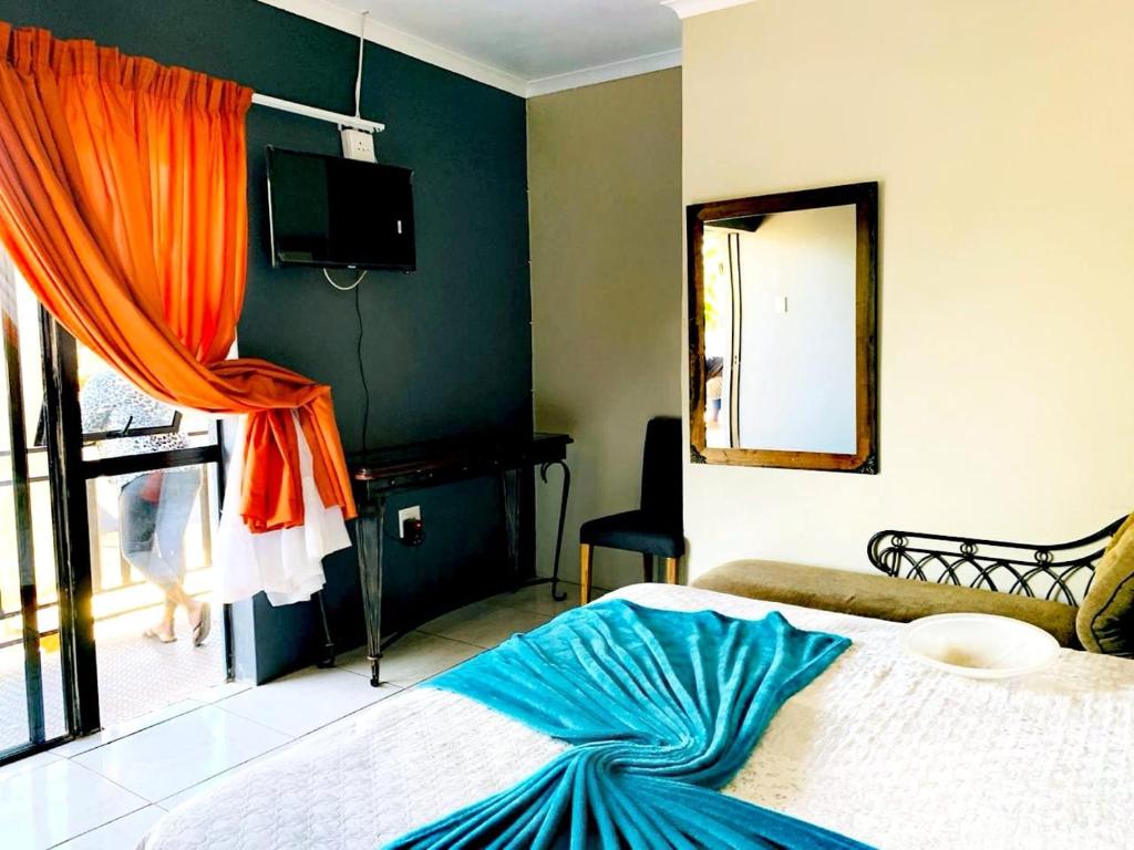 Rúm í herbergi á Eeufees Guesthouse