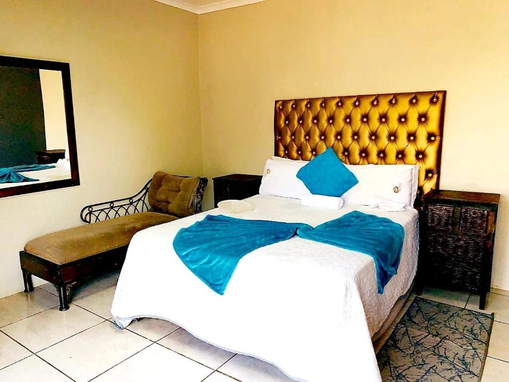 Rúm í herbergi á Eeufees Guesthouse