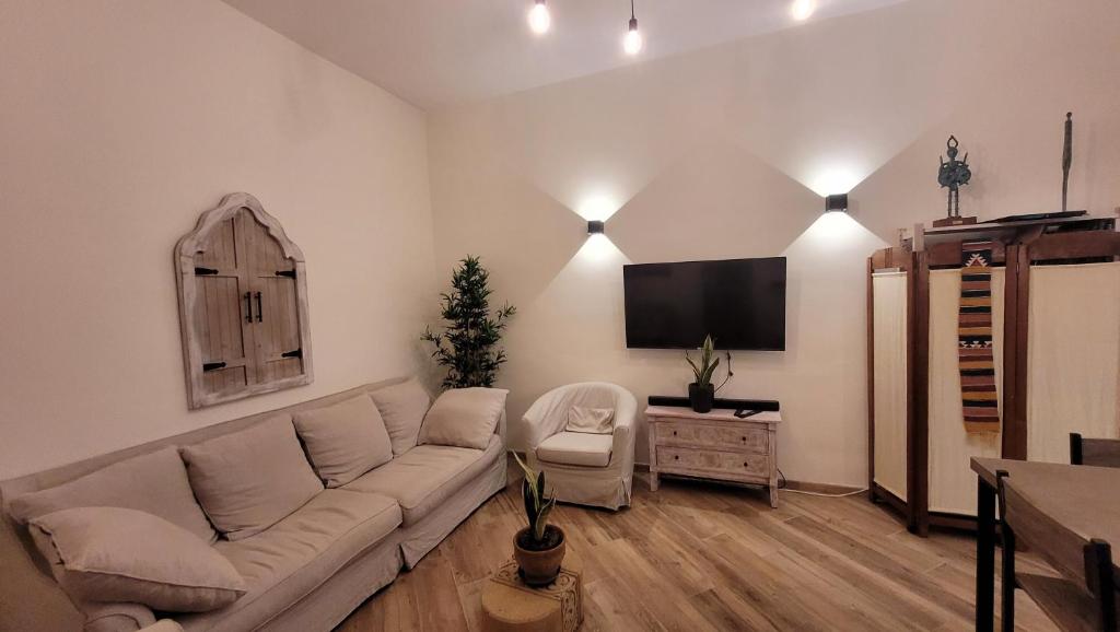 - un salon avec un canapé et une télévision dans l'établissement casa vacanza vaticano, à Rome