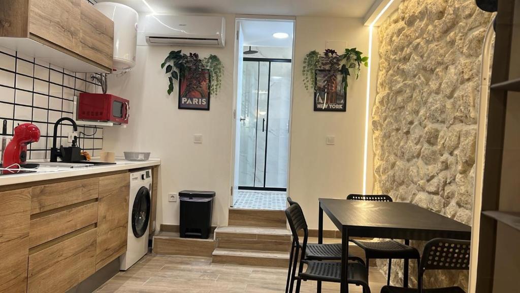 cocina con mesa y sillas y comedor en Apartamentos Marqués, en Alicante