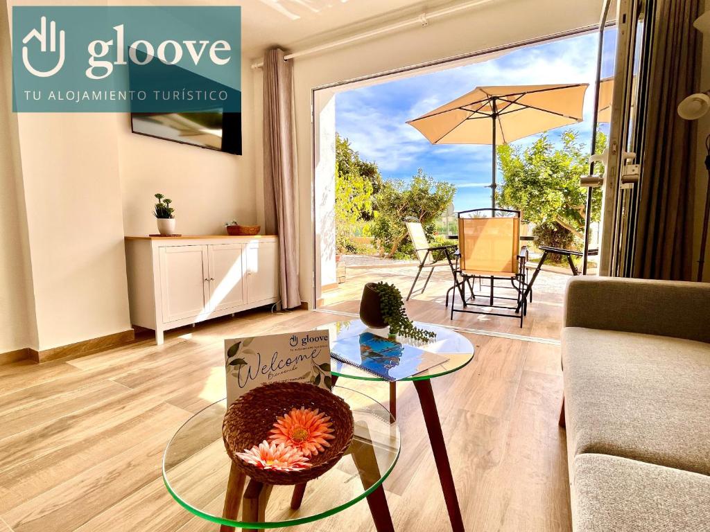 ein Wohnzimmer mit einem Glastisch und einem Sofa in der Unterkunft Beachfront Luxe II by Gloove in Villajoyosa