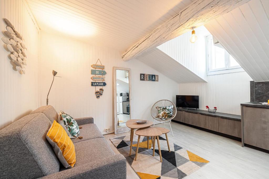 un salon avec un canapé et une table dans l'établissement Quiet 1 Bdr at Nice Port, à Nice