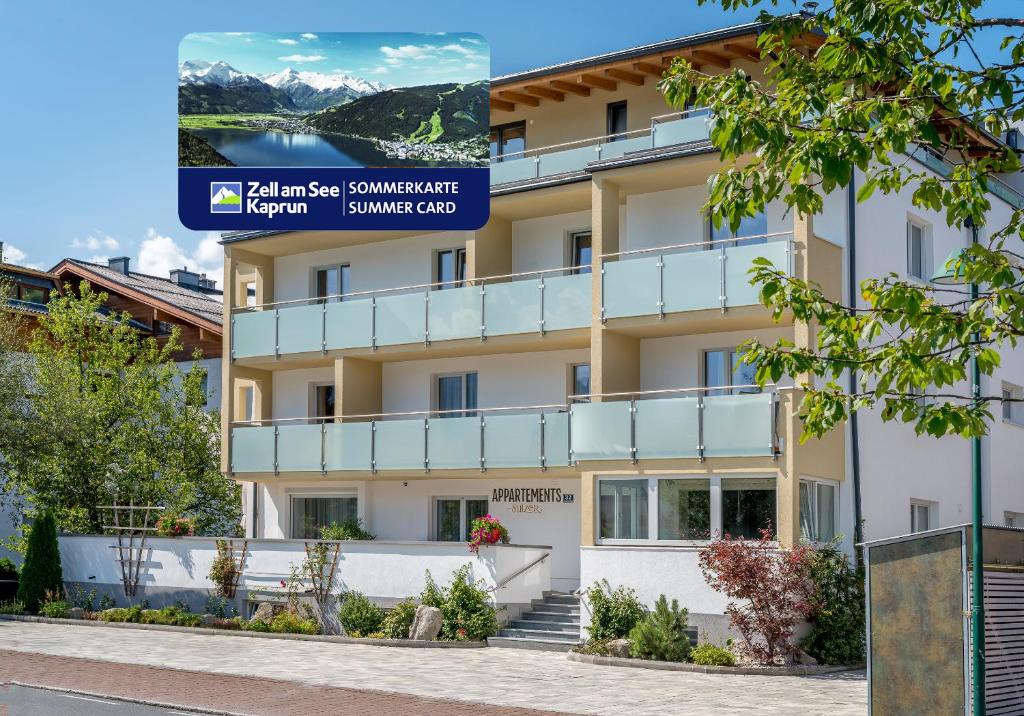 ein Gebäude mit einem Schild davor in der Unterkunft Appartements Sulzer by we rent, SUMMERCARD INCLUDED in Zell am See