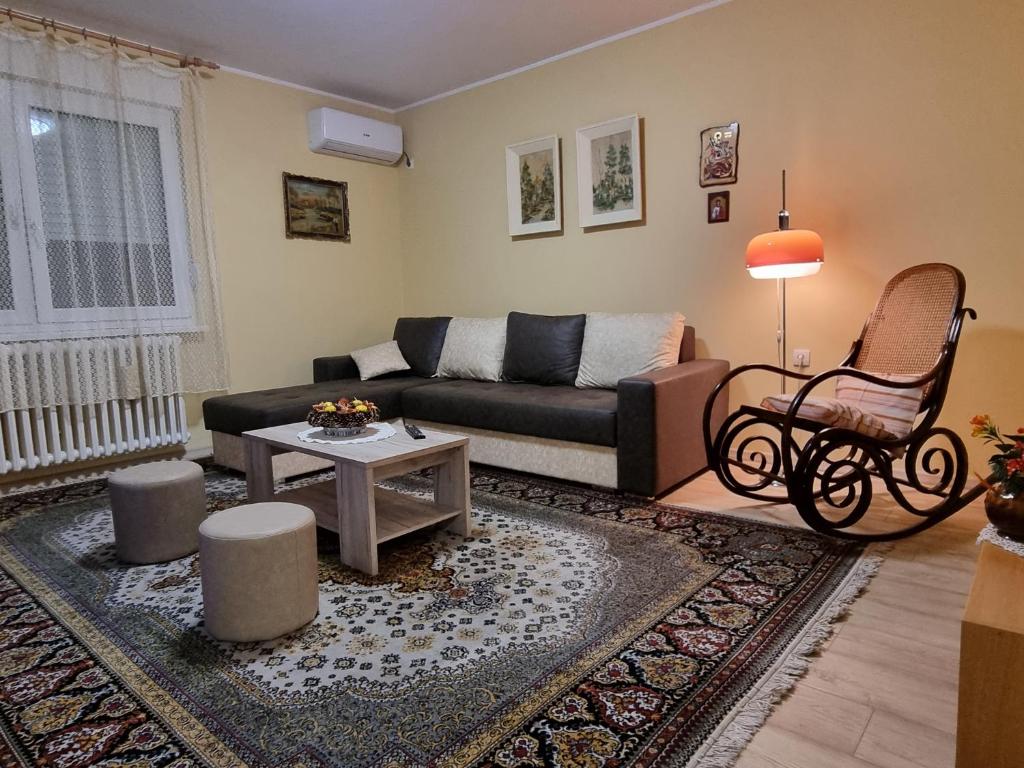 - un salon avec un canapé et une table dans l'établissement Bulevar NS - Stan u blizini železnike stanice i Sajma, à Novi Sad