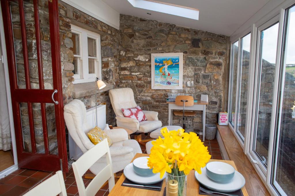 un soggiorno con tavolo e sedie di Bay Cottage Little Haven a Little Haven