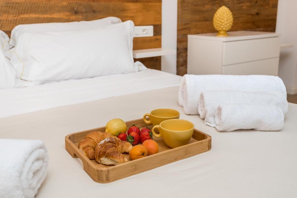uma bandeja de frutas numa cama com toalhas em Giglio em Volastra