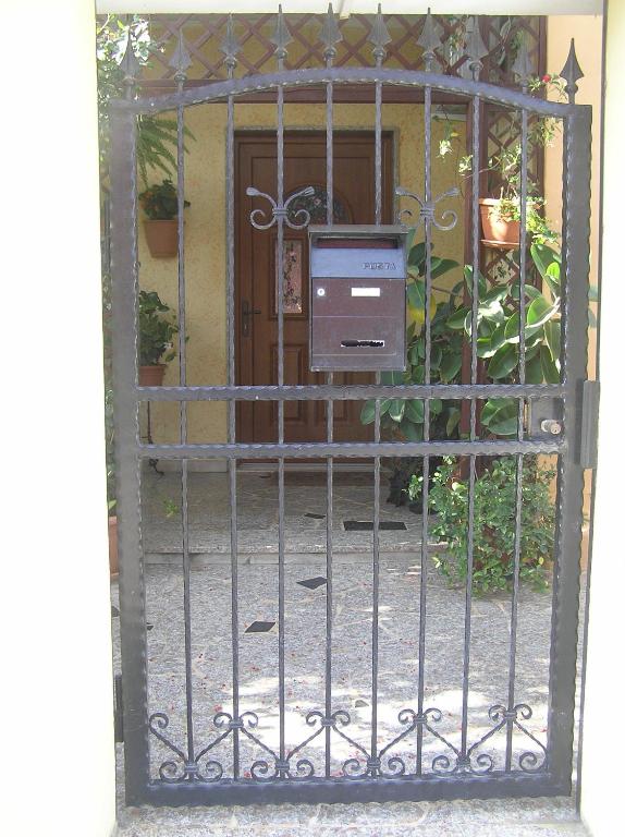 un cancello di ferro con un computer dentro di Il Fenicottero Elmas a Elmas