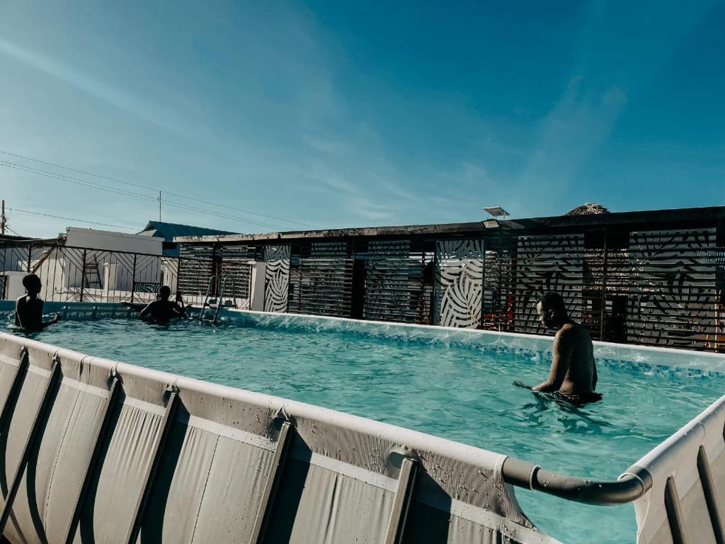 un uomo è seduto in una piscina di Dream Stay Lodge and Restaurant a Dodoma