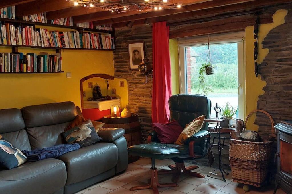 - un salon avec un canapé en cuir et 2 fauteuils dans l'établissement L'Ardoisière: jolie maison ardennaise., à Alle