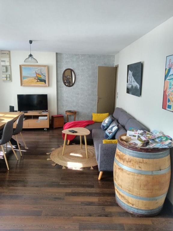 een woonkamer met een bank en een tafel bij Maison au coeur de Sancerre le N°7 in Sancerre