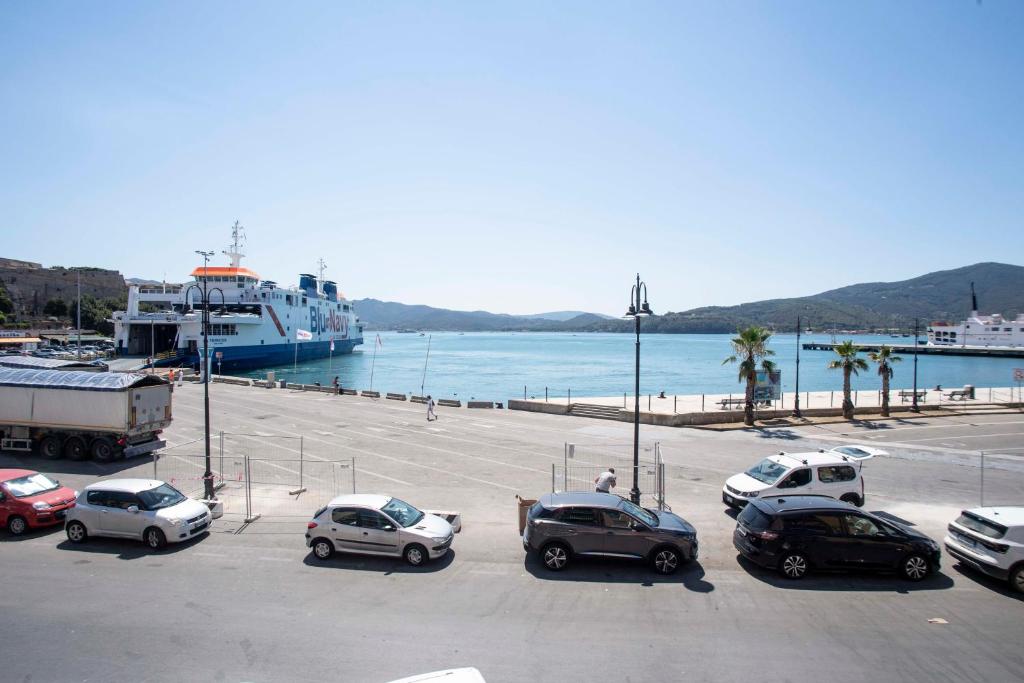 a group of cars parked in a parking lot with a boat at Appartamento La Nautica in Portoferraio