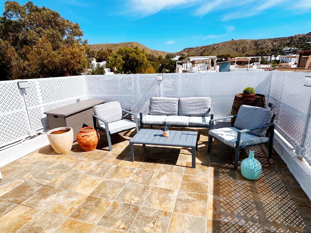 eine Terrasse mit Stühlen und einem Tisch auf dem Balkon in der Unterkunft El Playaíso de Aguamarga in Agua Amarga