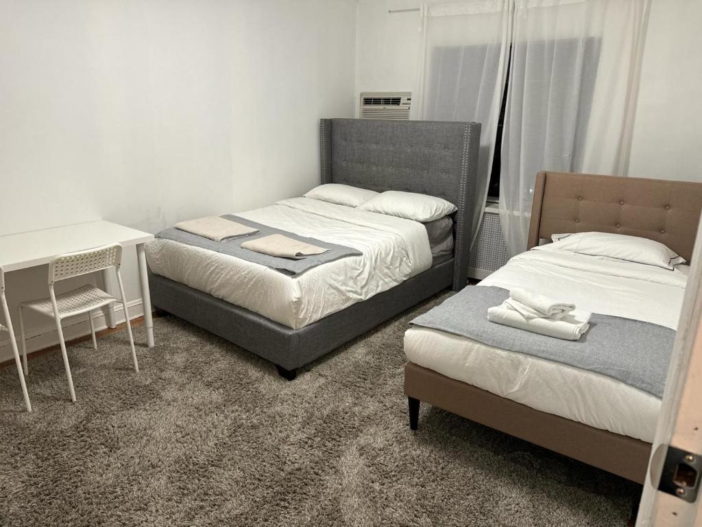 En eller flere senge i et værelse på Stay Rego Park