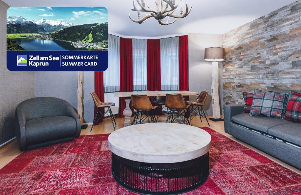 salon z kanapą i stołem w obiekcie Alpine City Living by we rent, SUMMERCARD INCLUDED w mieście Zell am See