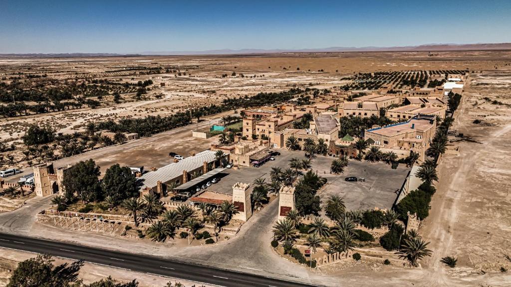 uma vista aérea de uma cidade no deserto em Kasbah Hotel Xaluca Arfoud em Arfoud