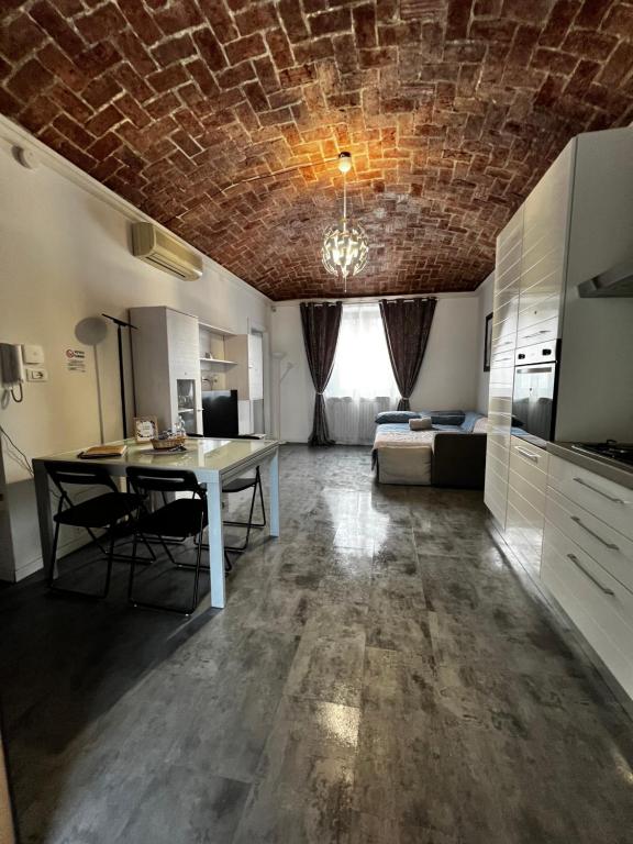 eine Küche und ein Wohnzimmer mit einem Tisch und einer Couch in der Unterkunft Casa Gabu in Turin