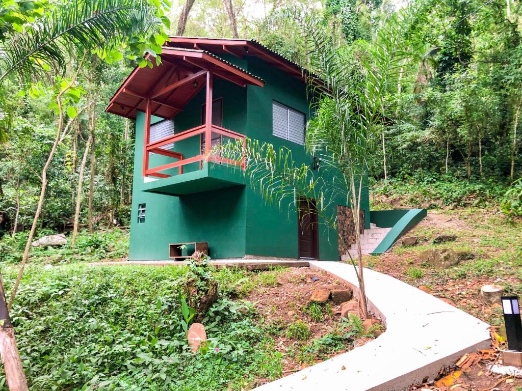 una casa verde en medio de un bosque en Cabana com Vista para a Lagoa da Conceição RM9376, en Florianópolis