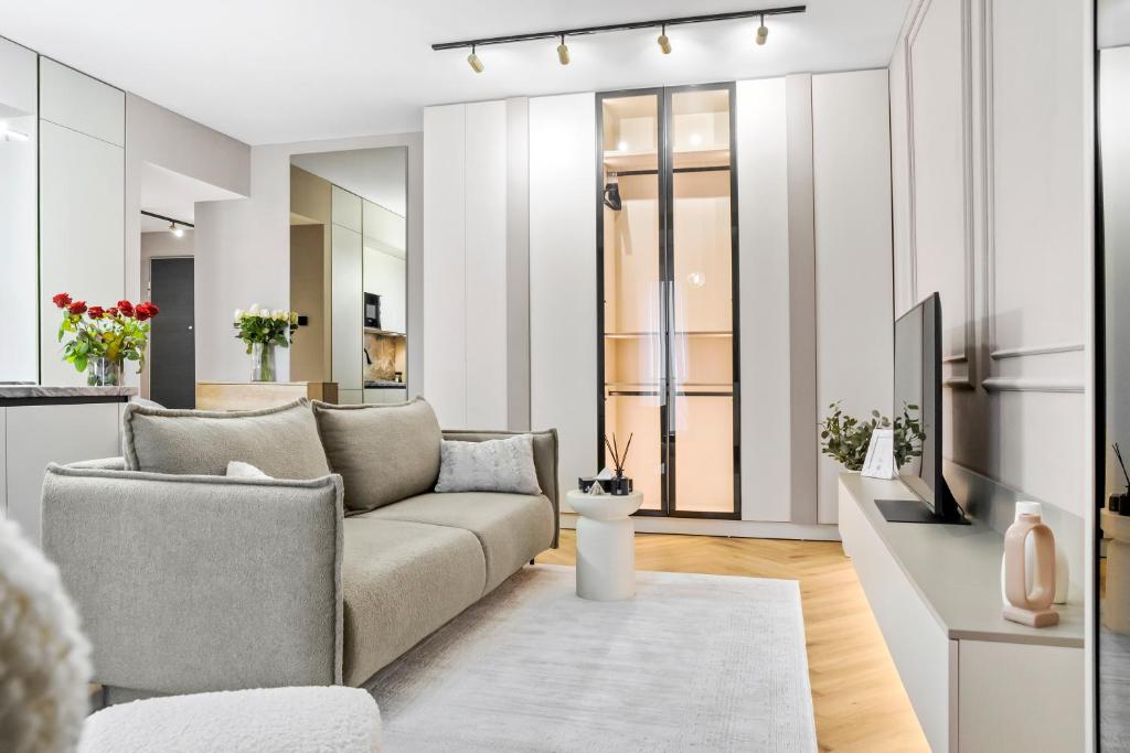 un soggiorno con un divano e una TV di My Place Residence a Voluntari