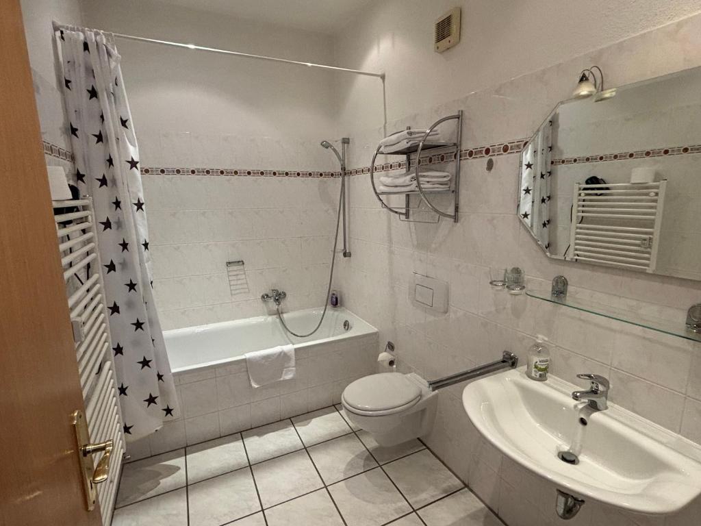 Deutscher Hof - Double Room With Private Bathroom