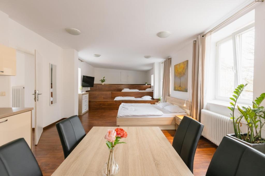 Postel nebo postele na pokoji v ubytování BRIDGE apartments
