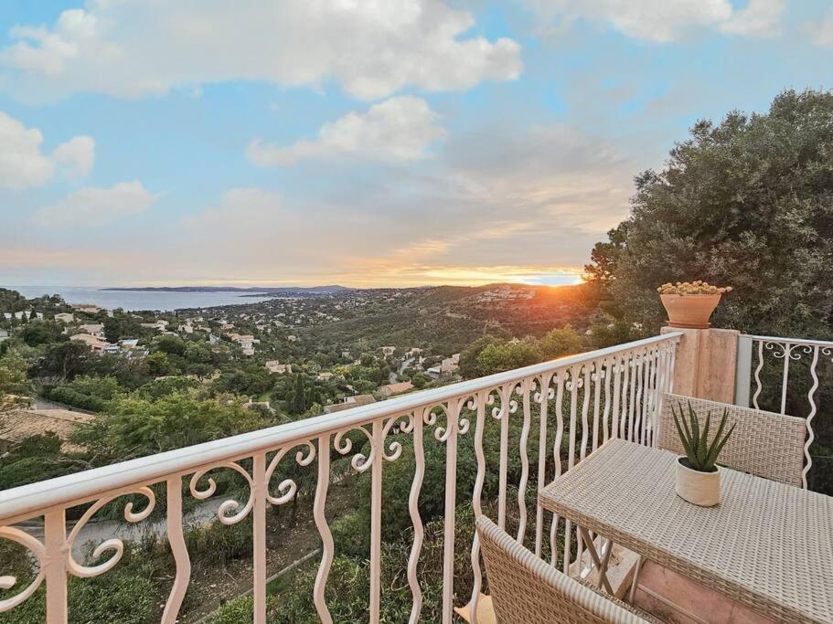 d'un balcon avec une table et une vue sur la ville. dans l'établissement Magnifique vue mer, à Roquebrune-sur Argens