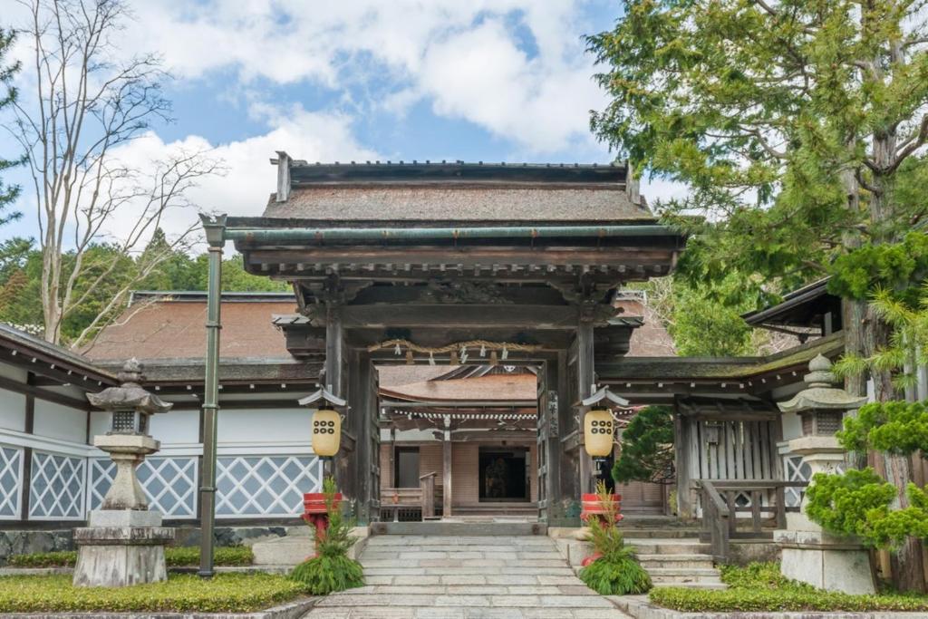 an entrance to a temple with a building at 高野山 真田坊 蓮華定院 -Koyasan Sanadabo Rengejoin- in Koyasan