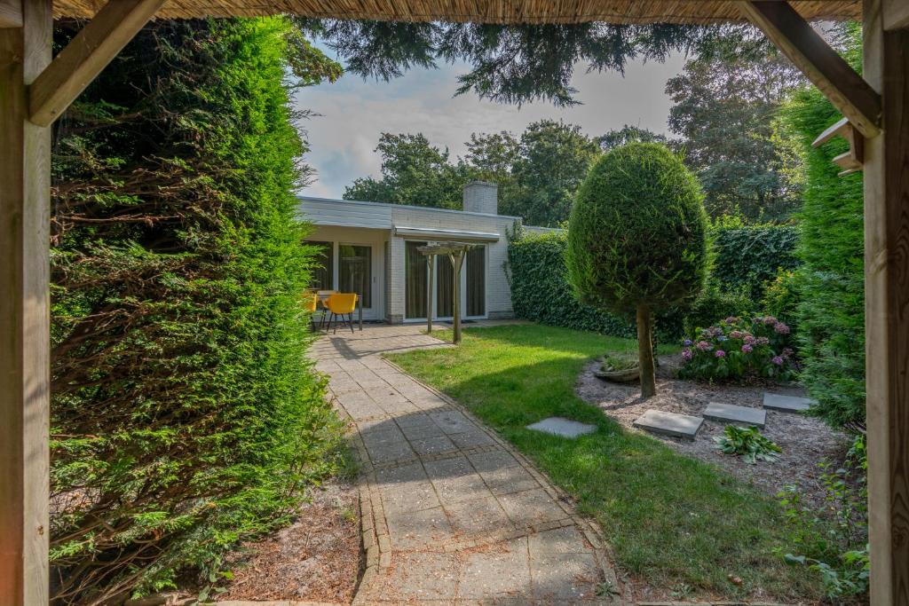 德科赫Zilte Bries的小屋外享有花园景色