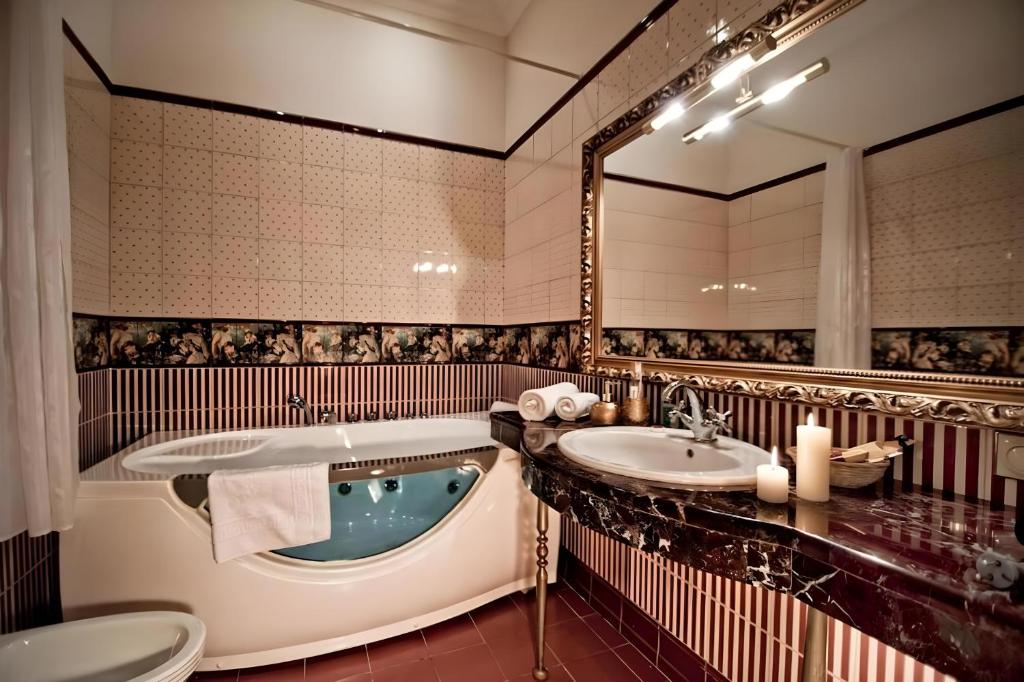 Koupelna v ubytování De Paris Hotel