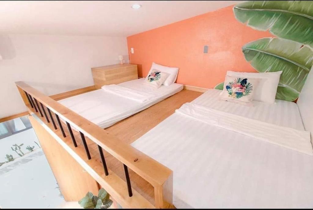 ハロンにあるNhà Mình Homestay Hạ Longの二段ベッド2組(階段付)が備わる客室です。