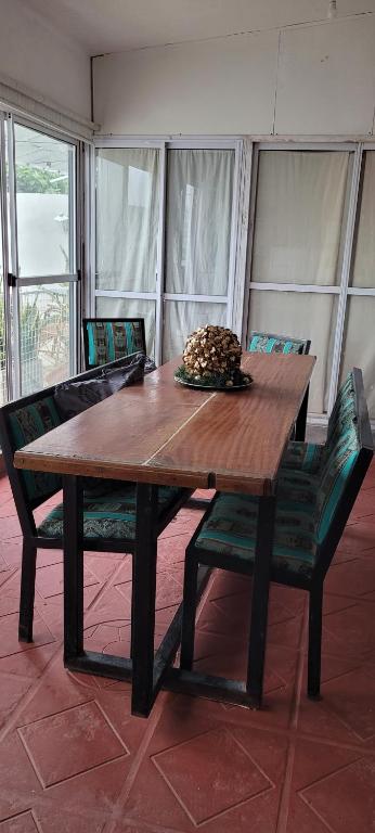 una mesa de madera con 2 sillas y una mesa con un pastel. en Alborada en San Fernando del Valle de Catamarca