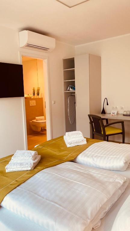 Postel nebo postele na pokoji v ubytování GuestHouse Große Linde