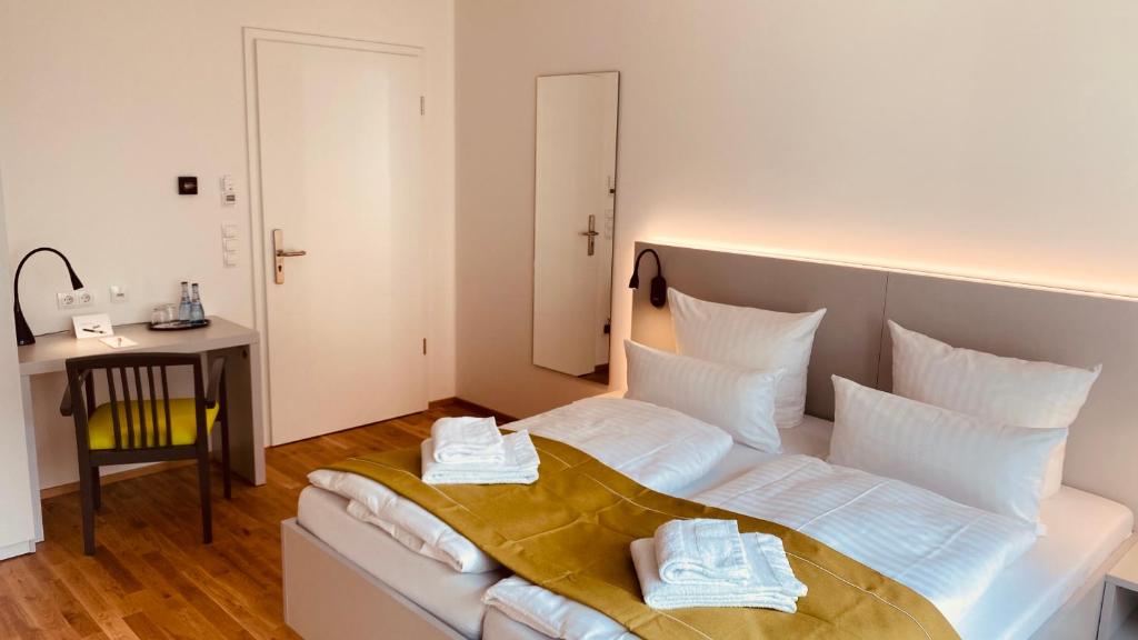 um quarto com uma cama com duas toalhas em GuestHouse Große Linde em Karlsruhe