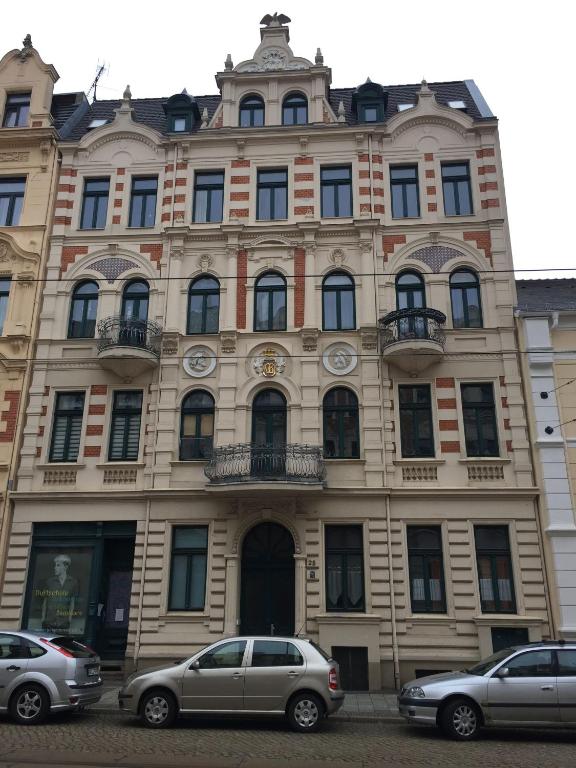 zwei Autos parkten vor einem Gebäude in der Unterkunft Ferien Central in Görlitz