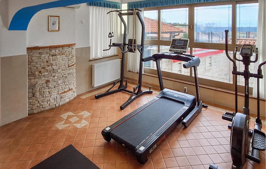 Centrum fitness w obiekcie 3 Bedroom Nice Home In Plovanija