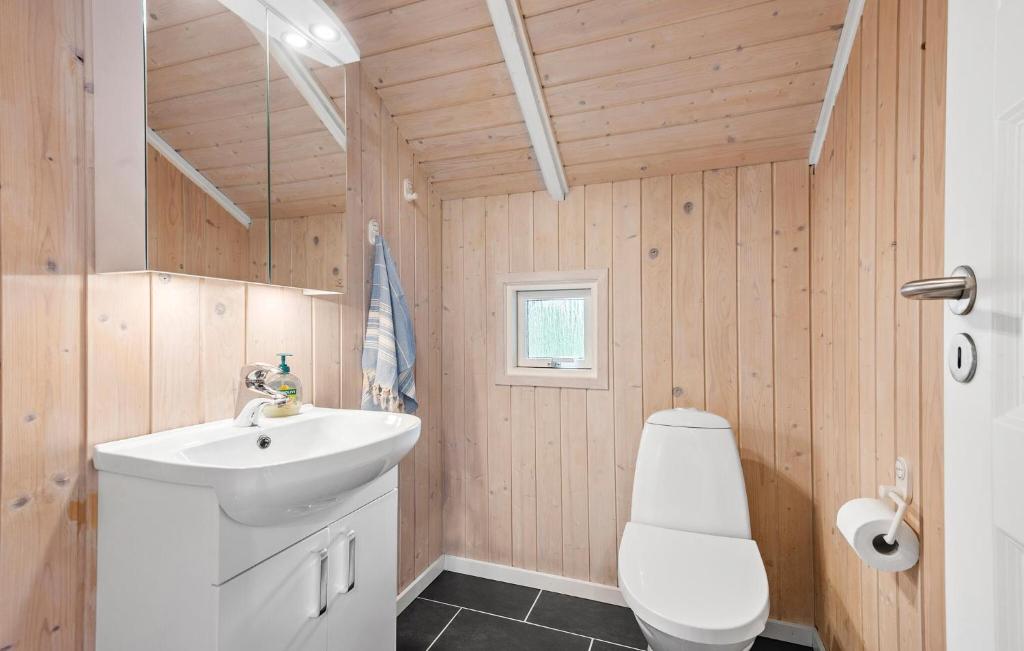 Koupelna v ubytování Holiday Home Sydskrænten Oksbøl Denmark