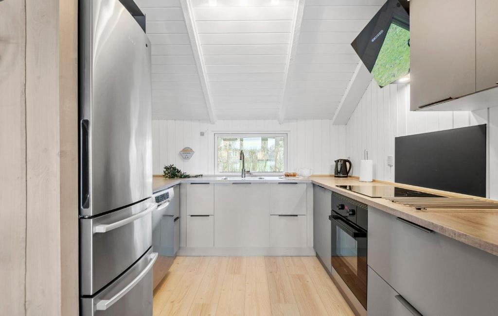 Kuchyň nebo kuchyňský kout v ubytování Holiday Home Sydskrænten Oksbøl Denmark