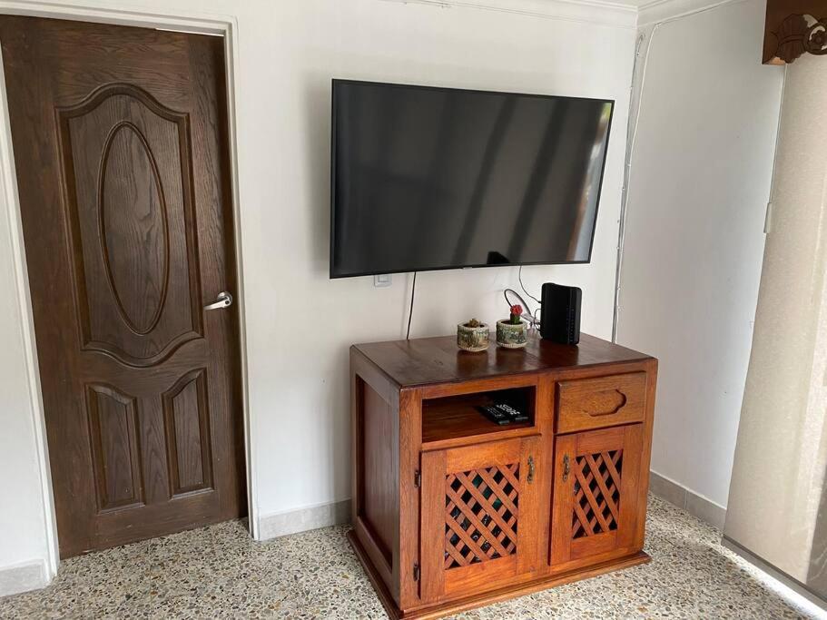 Μια τηλεόραση ή/και κέντρο ψυχαγωγίας στο Acogedora casa en Bello Antioquia