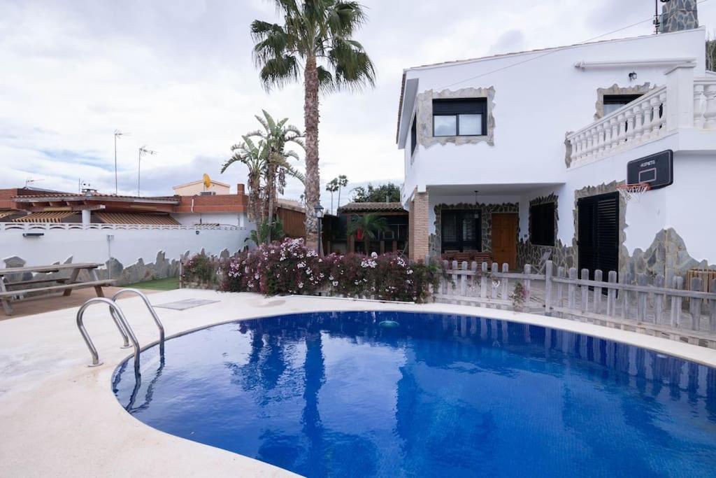 una piscina frente a una casa en Villa en Valencia, metro, accesibilidad en La Eliana