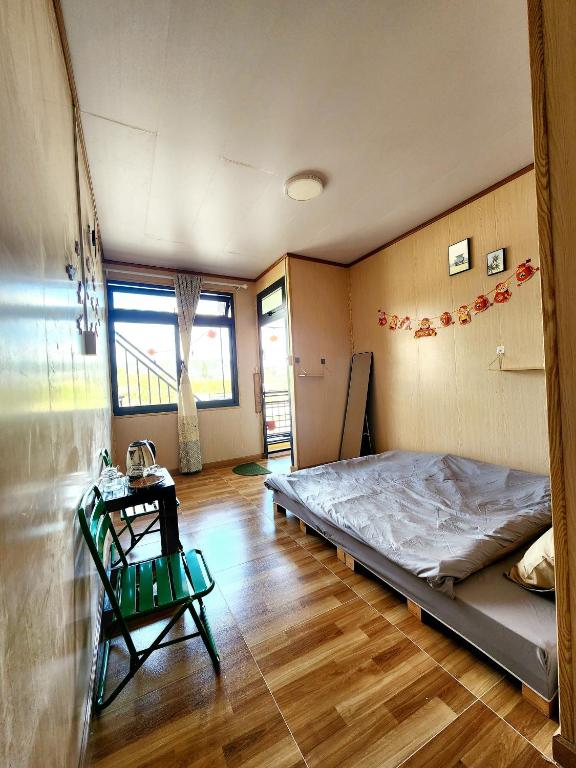 Postel nebo postele na pokoji v ubytování Xóm nhà lá homestay