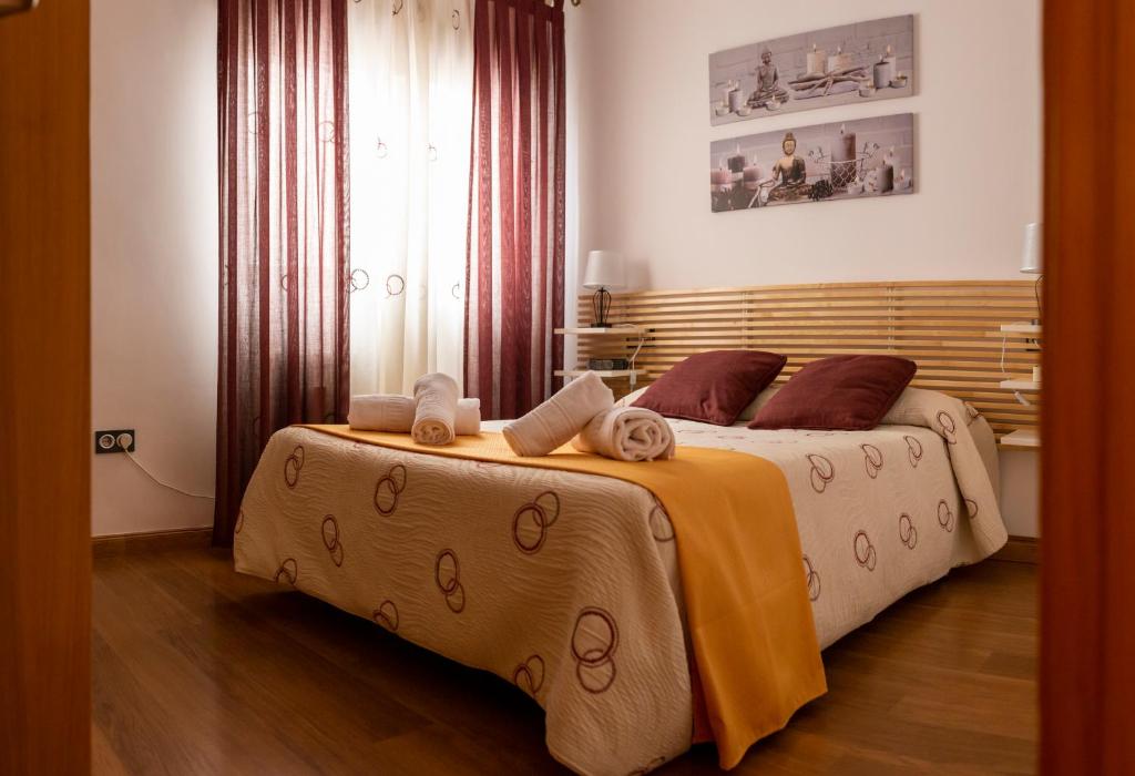 1 dormitorio con 2 camas y toallas. en Dúplex FAJALAUZA ALBAICÍN, en Granada