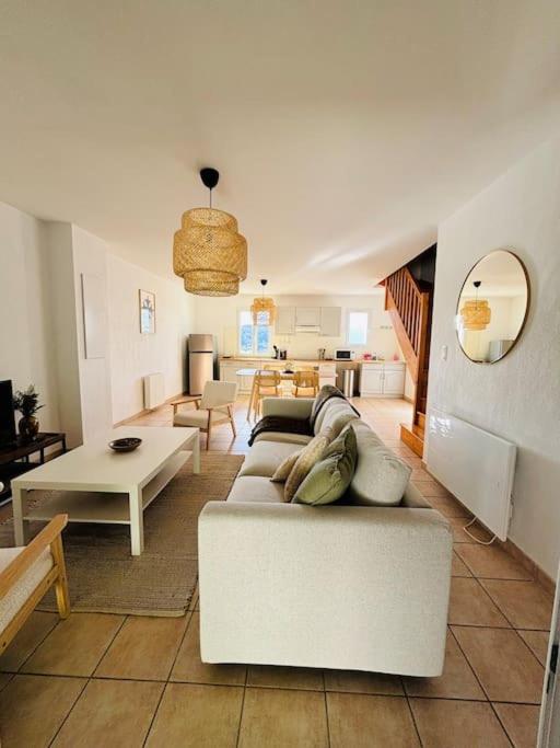 un salon avec un canapé et une table dans l'établissement Appart*Parking*Résidence Piscine*Sarlat, à Sarlat-la-Canéda