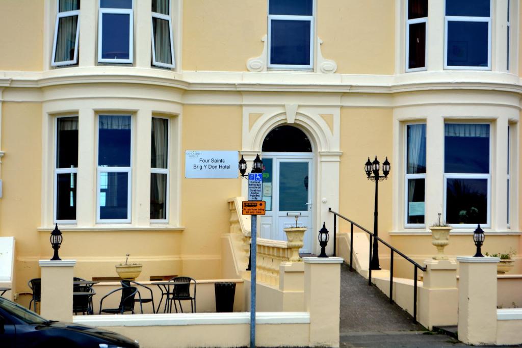 Four Saints Brig Y Don Hotel - Resim 8