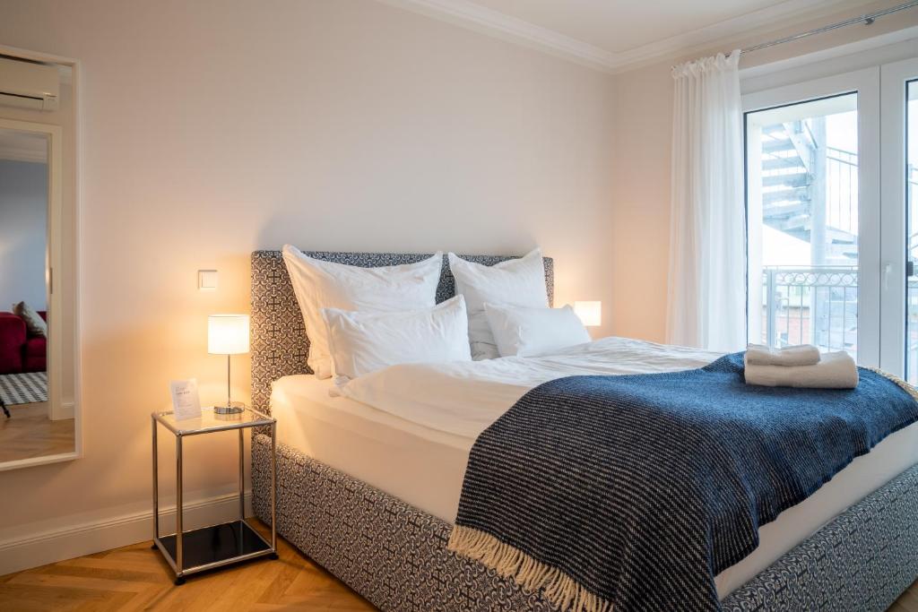 Postel nebo postele na pokoji v ubytování CLS Zentrale City-Wohnung in Hamburg mit E-Laden und Tiefgarage, Klimaanlage, WLAN, großer Balkon, Blick über Hamburg, Parkplatz, Cafe im Haus, Bushaltestelle direkt gegenüber, Flex Check In