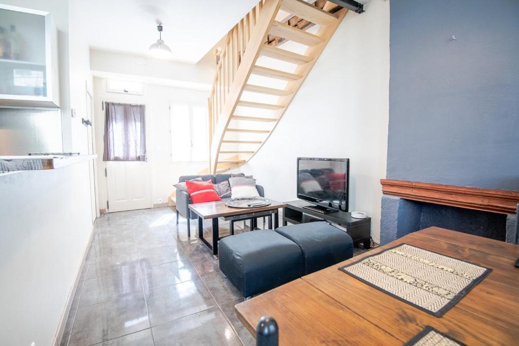 - un salon avec un escalier, un canapé et une table dans l'établissement La Serpe du Vieux Tours, à Tours