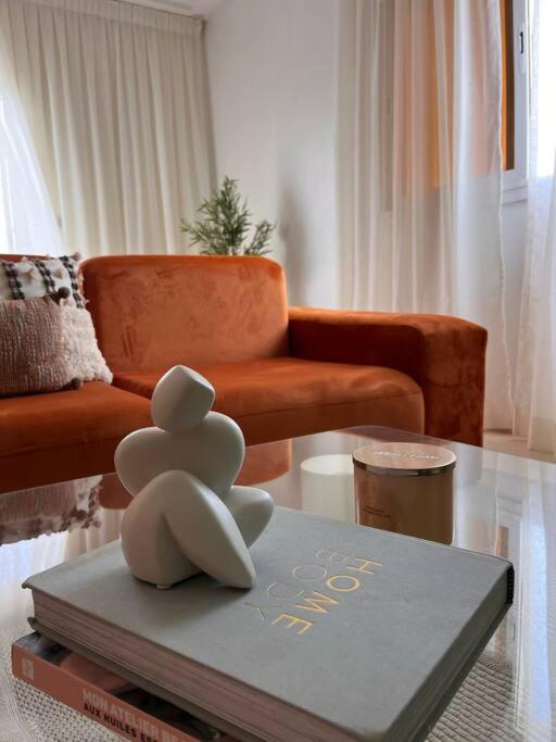 een woonkamer met een boek met een teddybeer erop bij Immeuble serigne cheikh Saliou Mbacke in Dakar