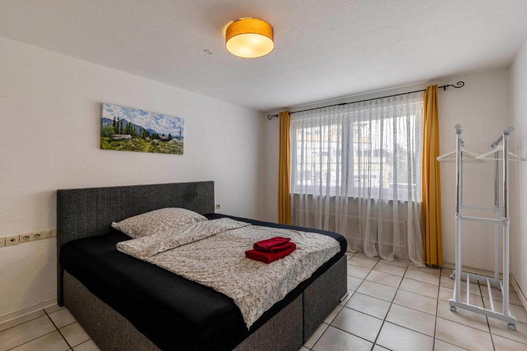 Un dormitorio con una cama con una bolsa roja. en 3 Zimmerwohnung in zentraler Lage en Reutlingen